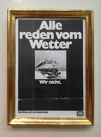 „Alle reden vom Wetter ...“ verkleinerte Reproduktion eines Werbeplakats der Deutschen Bundesbahn von 1966, in einem handgefertigten Echtgold-Postkartenrahmen (18x13cm) vom Kunsthaus Fischinger mit entspiegeltem Mirogardglas.