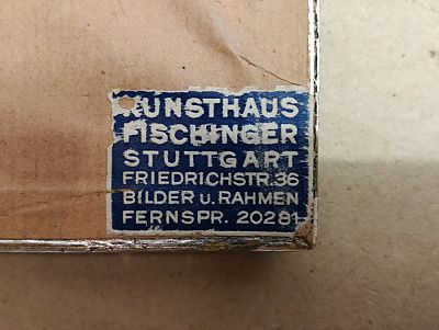 alter Firmenaufkleber auf der Rückseite eines Rahmens