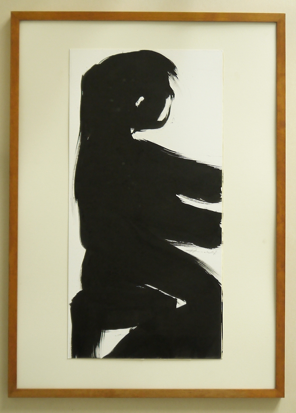 Bernd Baader, Klavierspielendes Mädchen, originale Pinselzeichnung Tusche 2005. In einem handgefertigten Edelholzrahmen vom Kunsthaus Fischinger, Erle rötlich geölt mit Distanzstäbchen.