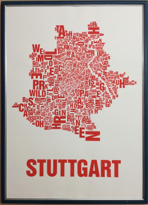 Stuttgart Buchstabenort, Siebdruck-Poster Alexander Heitkamp, in einem Rahmen aus einer blau-silbernen Fertigleiste (73x53cm) vom Kunsthaus Fischinger.