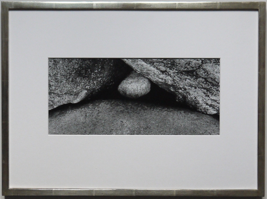 Fotografie von Volkmar Herre, o.T. (Rügen, Steine), originaler, signierter Schwarzweiß-Abzug 1991, in einem handgefertigten Echtsilberrahmen, schlichtes und modernes Profil, vom Kunsthaus Fischinger