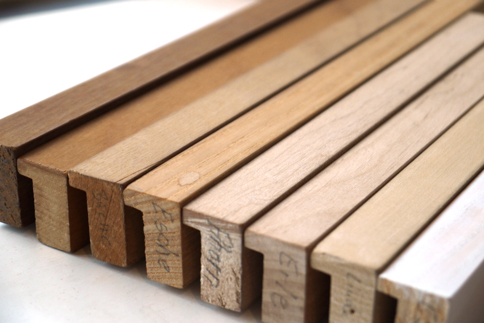 Muster für ein einfaches, modernes Profil in verschiedenen Holzarten