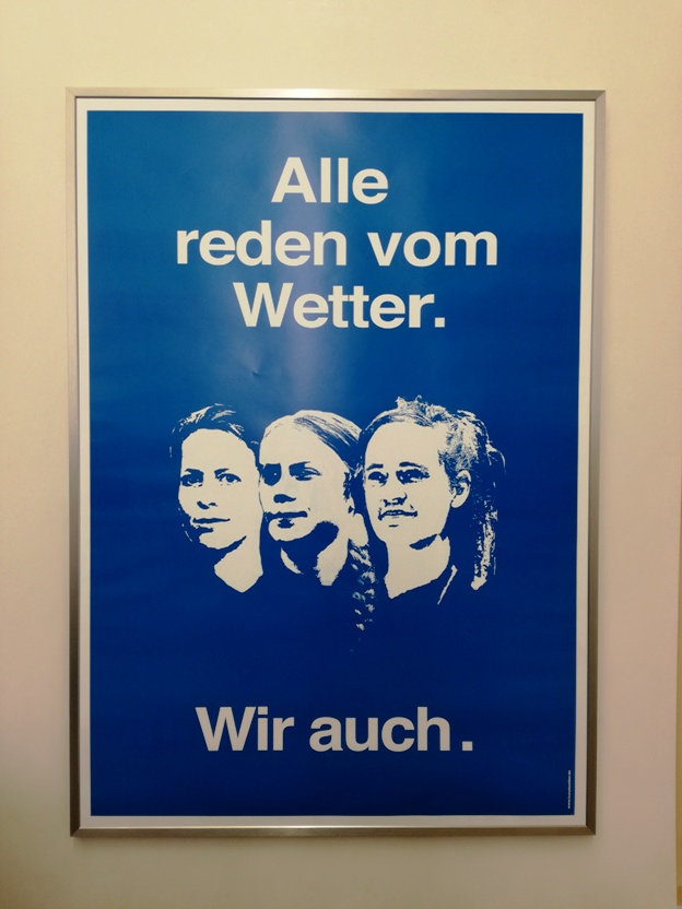 AC Klarmann: „...Wir auch“ (blau) Plakat 2019, in einem Roggenkamp-Wechselrahmen (86x62cm) Profil Alu K natur, erhältlich im Kunsthaus Fischinger.