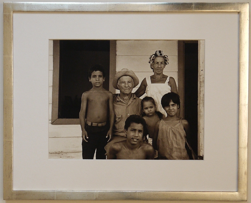 Fotografie von Michael Scalisi, - Family - Kuba, originaler, signierter, sepiagetönter Baryt-Abzug 1994, in einem handgefertigten Echtsilberrahmen, schlichtes und modernes Profil, vom Kunsthaus Fischinger